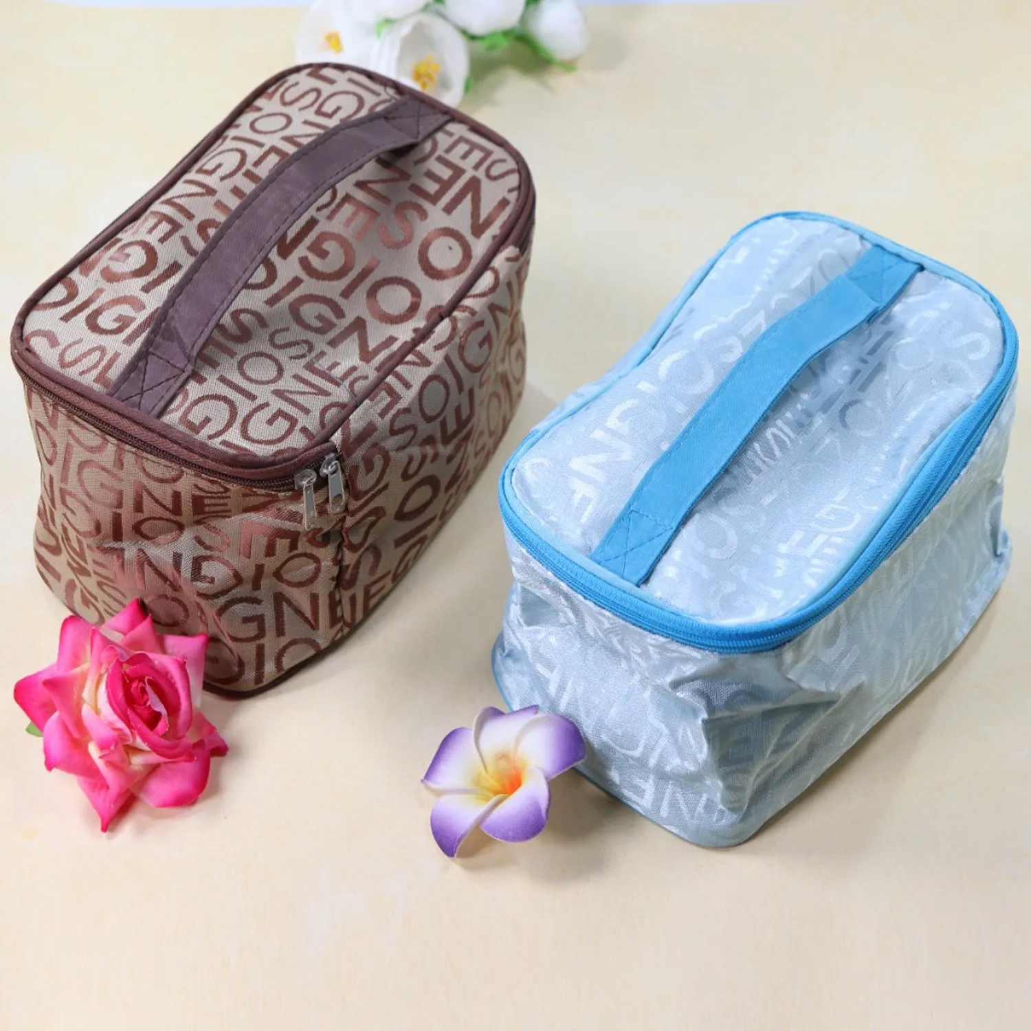 PORTABLE MAKEUP BAG WIDELY USED BY WOMENS FOR STORING THEIR MAKEUP EQUIPMENTS AND ALL WHILE TRAVELLING AND MOVING.
